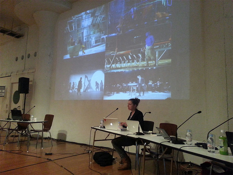 빈자보드 센터 포 컨템포러리 아트의 활동을 소개하고 있는 퍼포먼스 큐레이터 안나 벨라예프