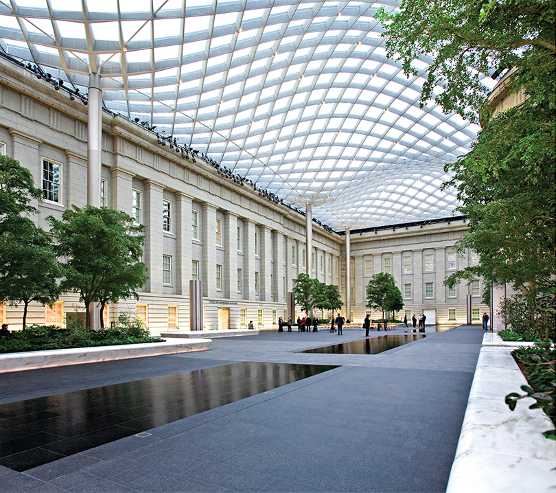 <마리아 맥키니(Maria McKinney), <아비설(Abyssals)>, 과일과 야채 뜨개질, 수많은 심호흡의 공기, 가짜 손톱, 커지는 거품, 철제 낚싯대와 파이프, MAC 인터내셔널 2014 행사(MAC International 2014) 중 시멘트(Cement) 전시 설치 전경, 2014-2015 Ⓒthe MAC Belfast, 사진ⒸSimon Mills 