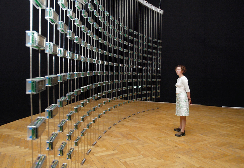 마크 한센(Mark Hansen), 벤 루빈(Ben Rubin), 〈리스닝 포스트(Listening Post)〉, ‘Ars 엘렉트로니카 페스티벌 2004(Ars Electronica Festival 2004)’ 에서 전시 전경. 모든 메시지는 몇 초 전에 온라인 웹 어디선가 나타난다. 231개의 텍스트와 사운드 시스템 상으로 가시적이면서 음향적으로 드러나는 반향이 글로벌하게 드러나는 메카니즘, 이 방식을 통과한 후에 드러나는 메시지이다. 비운율적인 스타카토의 형식의 메시지는 광학적이면서 음향적인 리듬을 만들어작품 설치를 구성한다. 사진ⒸRubra