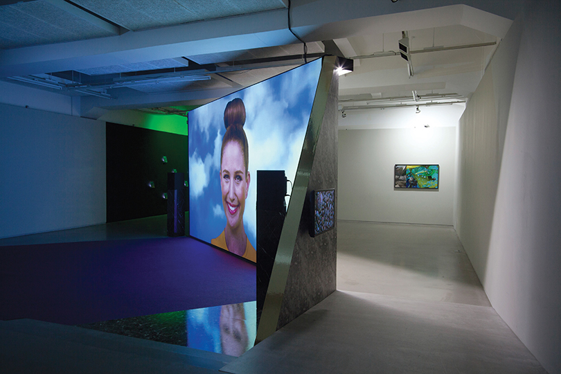 전시 전경. 사진 가운데 작품: 김아영, <다공성 계곡, 이동식 구멍들>,2017. 단채널 비디오, 약 20분. Ⓒ김아영