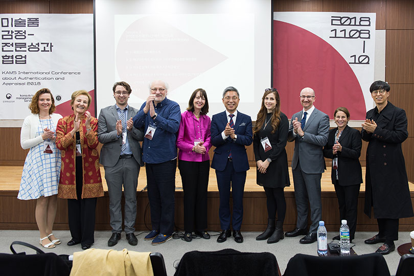 국제 컨퍼런스 ‘미술품 감정 - 전문성과 협업’ 3일차 기념 촬영 (왼쪽부터 아니카 에릭슨, 예한느 라가이, 올리버 스파펜스, 밀코 덴 레이우, 수잔 브런디지, 김도일, 메간 노, 윌리엄 샤론, 린다 셀빈, 김윤섭)