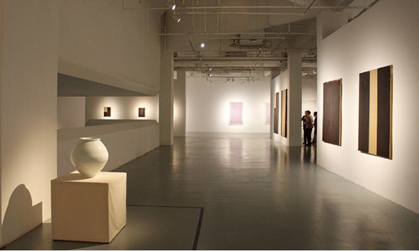 아르헨티나 레콜레타 문화센터에서 2015년 11월 20일부터 2016년 2월 14일까지 열린 《텅 빈 충만: 한국 현대미술의 물성과 정신성》(정준모 기획) 전시 광경