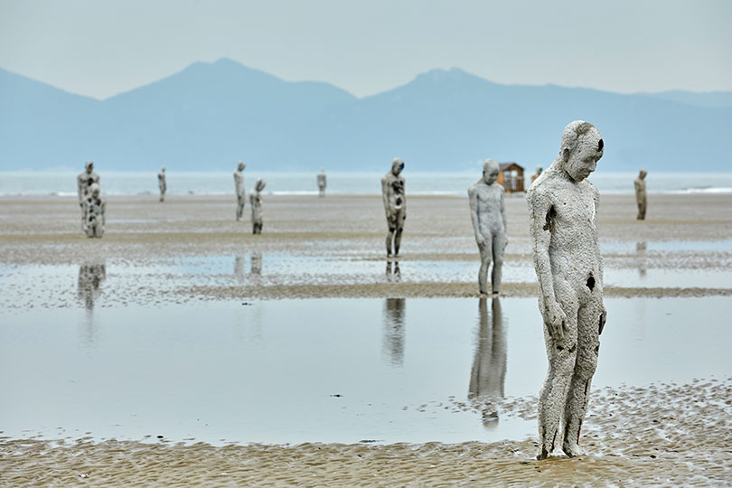 이승수 <어디로 가야하는가> 시멘트, 해양쓰레기, 생활쓰레기 가변크기 2019. 사진제공 아트인컬처