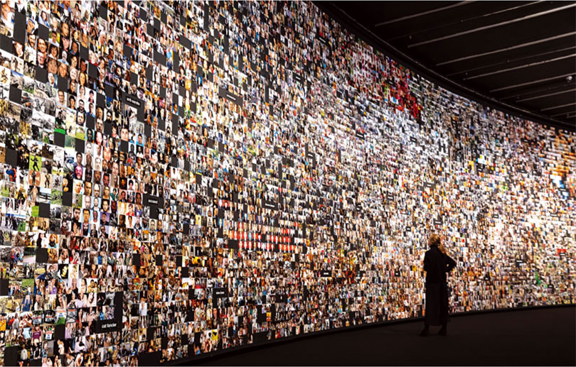 트레버 페글렌(Trevor Paglen) 〈From ‘Apple’ to ‘Anomaly’〉 Installation view The Curve, Barbican 26 September 2019~16 February 2020 © Tim P. Whit by / Getty Images
