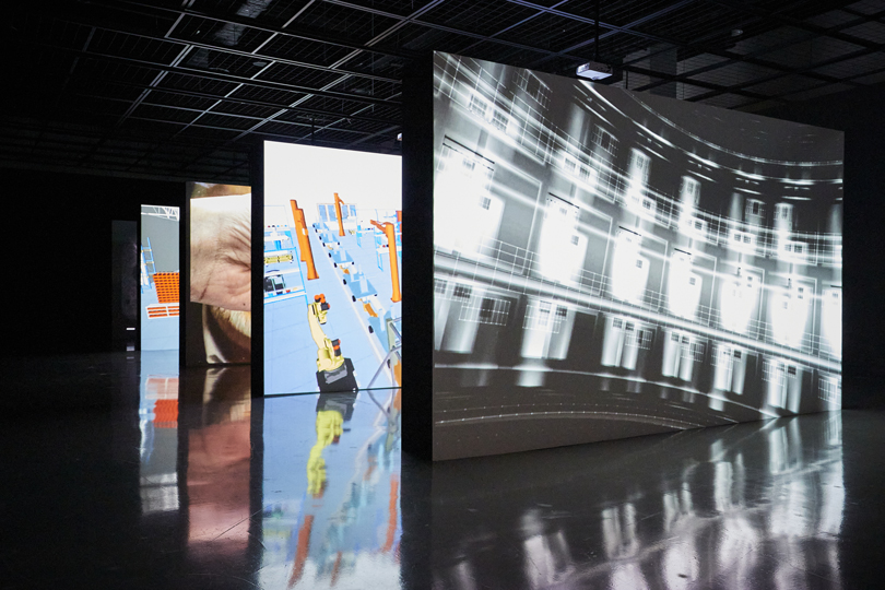 한나 블랙, 〈시작, 끝, 무(無)〉, 2017, 3채널 HD 비디오, 컬러, 사운드, 10분11초, 부산현대미술관. 사진제공 부산비엔날레