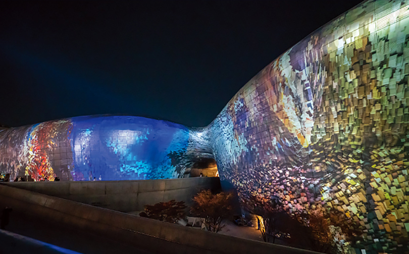 위 서울라이트 2019 〈서울해몽〉(2019, DDP) 사진출처: 서울디자인재단. 이미지제공 월간미술.