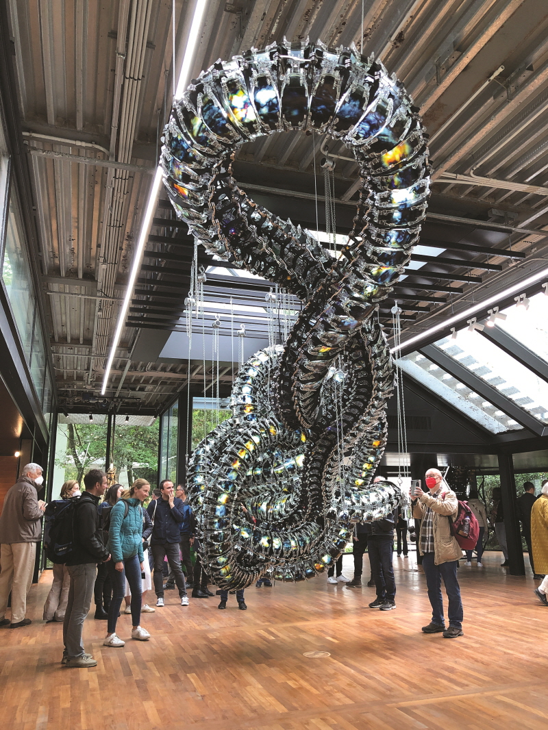 〈채도 V〉 2022, 폴리머, 알루미늄, 아크릴, 폴리카보네이트, 모터, 마이크로 컨트롤러, LED, 800 x 225 x 235cm. 