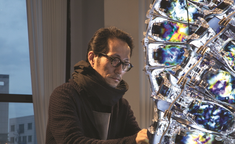 김윤철 / 1970년 서울 출생. 추계예대 작곡과, 쾰른매체예술대 오디오비주얼매체전공 졸업. 바라캇컨템포러리(2019), 류블랴나 카펠리카갤러리(2019), 런던 한국문화원(2018), 갤러리바톤(2017) 등에서 개인전 개최. 콜라이드 국제상(2016), VIDA15.0(2013), 아르스 일렉트로니카(2006) 등 수상.