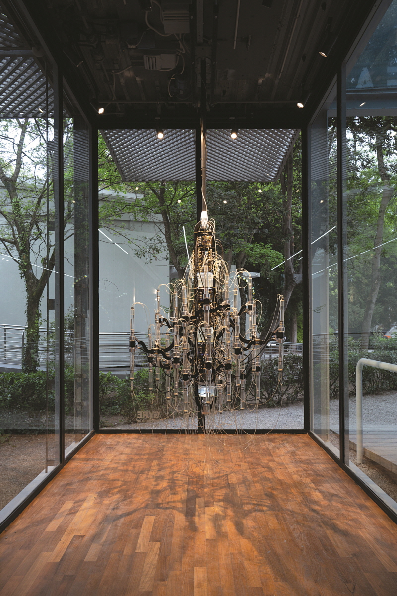 김윤철 / 1970년 서울 출생. 추계예대 작곡과, 쾰른매체예술대 오디오비주얼매체전공 졸업. 바라캇컨템포러리(2019), 류블랴나 카펠리카갤러리(2019), 런던 한국문화원(2018), 갤러리바톤(2017) 등에서 개인전 개최. 콜라이드 국제상(2016), VIDA15.0(2013), 아르스 일렉트로니카(2006) 등 수상.