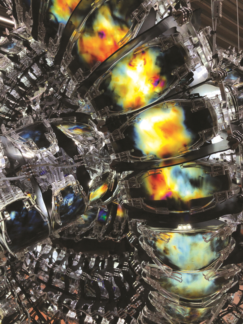 〈채도 V〉의 부분. 〈백 개의 눈을 가진 거인-부풀은 태양들〉이 채도(chroma)로 신호를 보내면 382개의 셀이 움직인다.