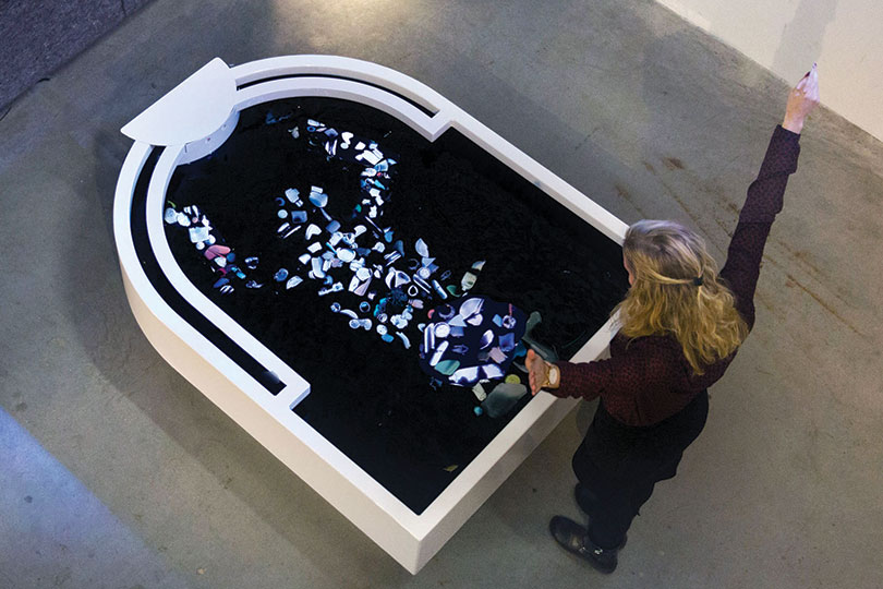 티스 비어슈테커, 〈Plastic Reflectic〉, 2017. Lumen Prize Gold Award 2017 Winner, credits: Thijs Biersteker