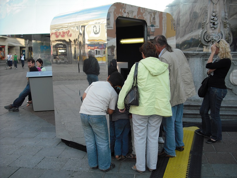 민혜기, 〈LinkCube〉 2009, 혼합재료, 가변설치(80+1: A Journey Around the World, Ars Electronica(New York과 Linz에 동시설치))