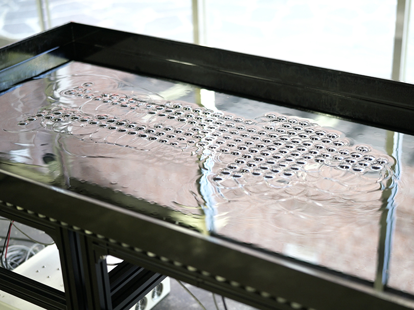 〈액체조각프로젝트〉, 전자석, 액체자성유도체, 알루미늄 프로파일, 동작센서, 컨트롤 박스, 170×98×75cm, 2019. 이미지 인천아트플랫폼 제공.