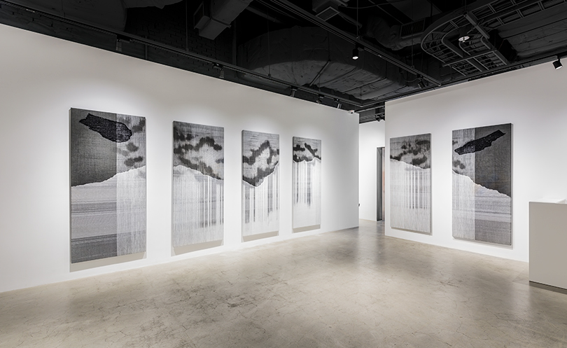 〈여섯 개의 일〉, 면사, 폴리에스테르 얀, 염료, 227×97cm (6), 2019. 《벽걸이들》(021갤러리, 대구, 2019) 설치 전경. 이미지 인천아트플랫폼 제공.