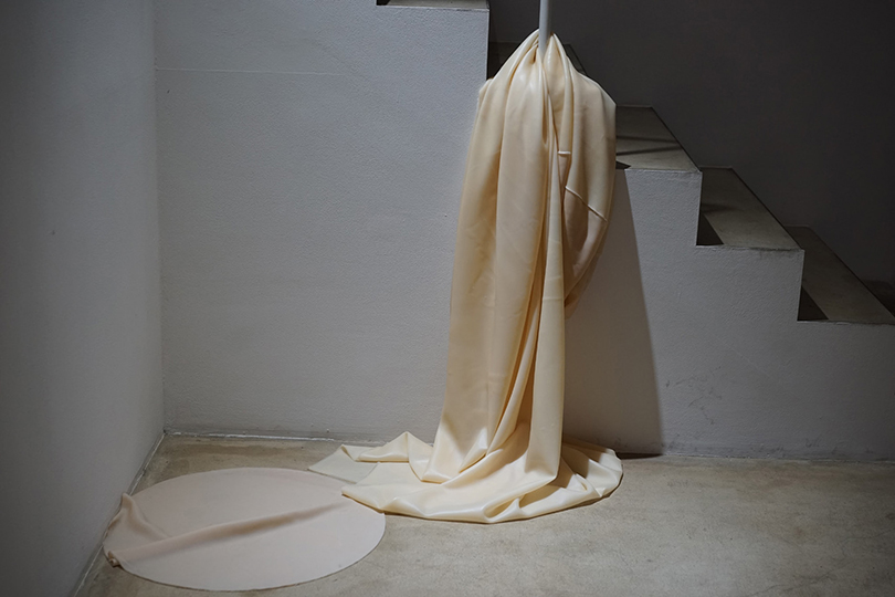 No Planar Figure of Sphere_Supposedly Cylinder, 2018, Silicone, nylon invisible threads, a size that can wrap a 50cm diameter 2m high cylinder.