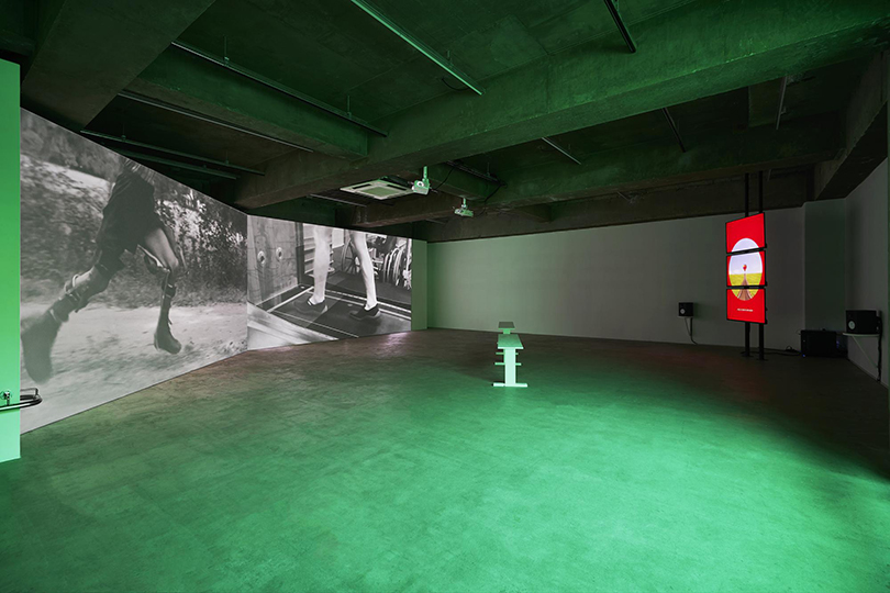 〈LONGING〉(좌),〈AHANDINACAP〉(우), 2020, 《회생비용》 전시 전경, 씨알콜렉티브. 사진 촬영: 이의록. 이미지 제공: 이은희