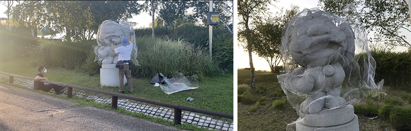 (좌) 철망으로 해태 조각상을 본뜨는 작업을 하는 정지현 작가. (우) 철망에 둘러싸인 해태 조각상