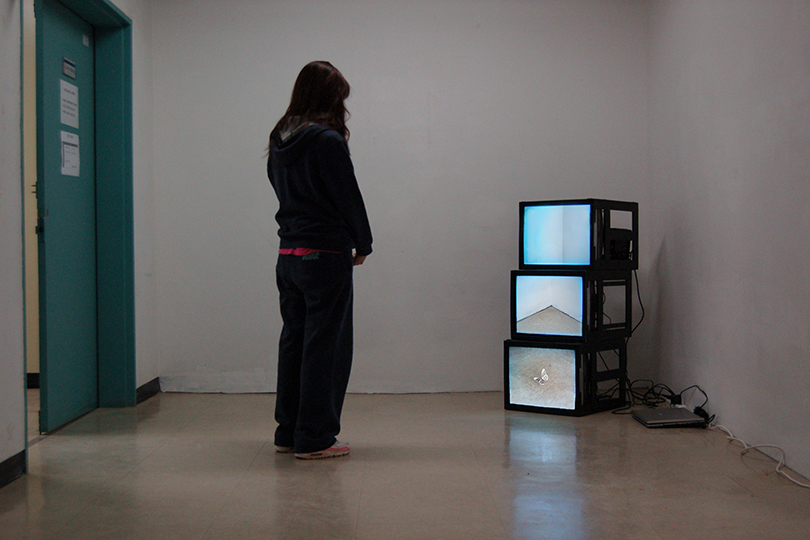 〈마음벌레〉, 모니터, 디빅스 플레이어, 스피커, 가변크기, 2006. 이미지 제공: 정재희