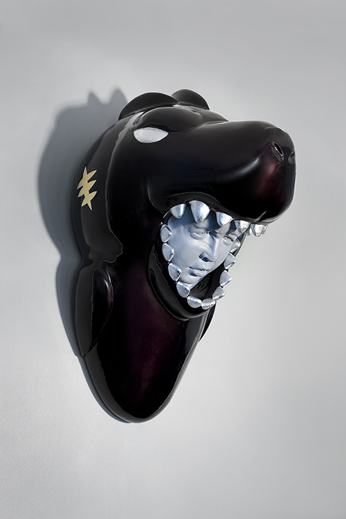 Namdoo KIM,〈Homo-Predatus〉, 2021, Ceramic, Automotive paint, Gold leaf, Silver leaf, 62 x 58 x 90, Image provided by Gallery Sklo