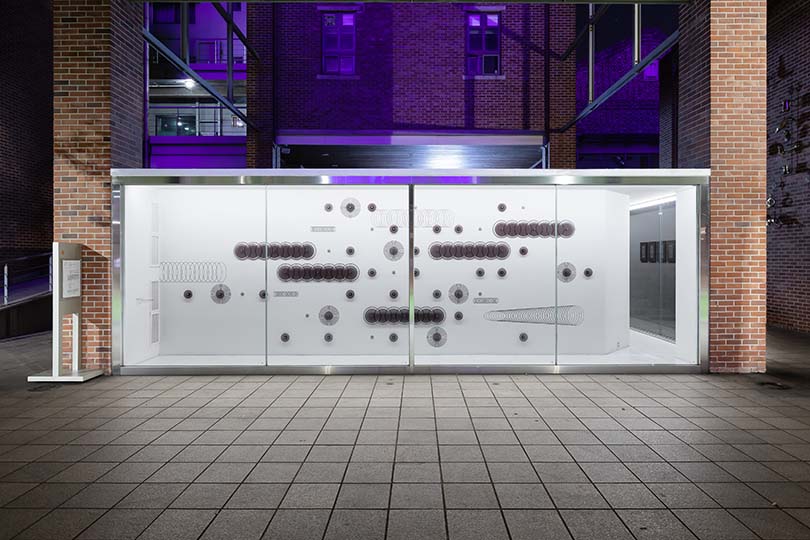 〈톱니들이 멈춘 날〉, 비닐시트, 알루미늄, 아크릴릭, 230×620cm, 2019. 이미지 인천아트플랫폼 제공. 