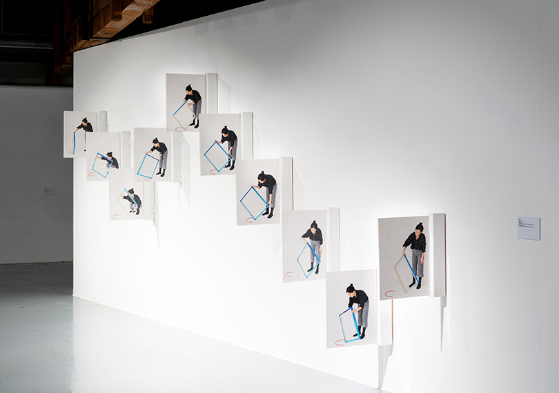  〈퍼포머〉, 경첩 프레임에 아카이벌 피그먼트 프린트, 42×36.5×4cm (10), 2019. 《2019 플랫폼 아티스트》 전시 전경(인천아트플랫폼 B동 전시장, 2019). 이미지 인천아트플랫폼 제공. 