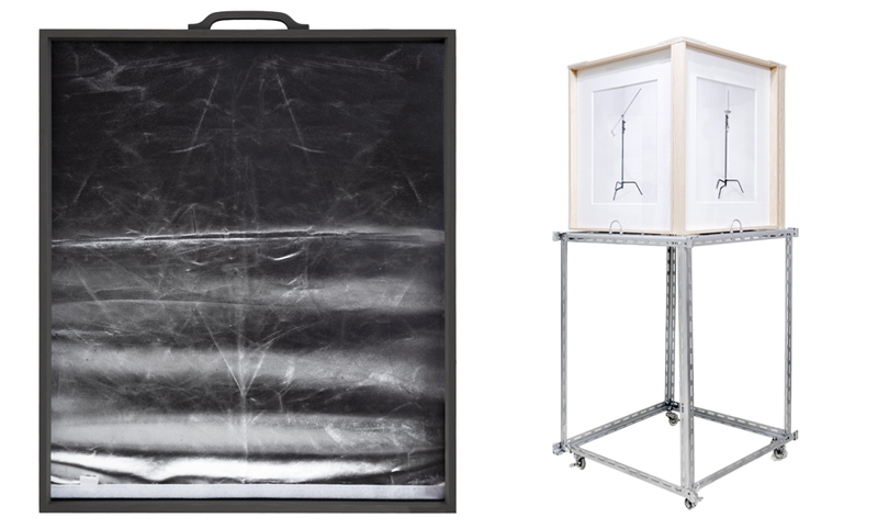 왼쪽 〈리플렉타〉, 우드 프레임에 피그먼트 프린트, 50×58×4cm, 2019. 오른쪽 <스윙스윙>, 나무 프레임에 피그먼트 프린트, 철제 앵글, 63×63×150cm, 2019. 이미지 인천아트플랫폼 제공. 