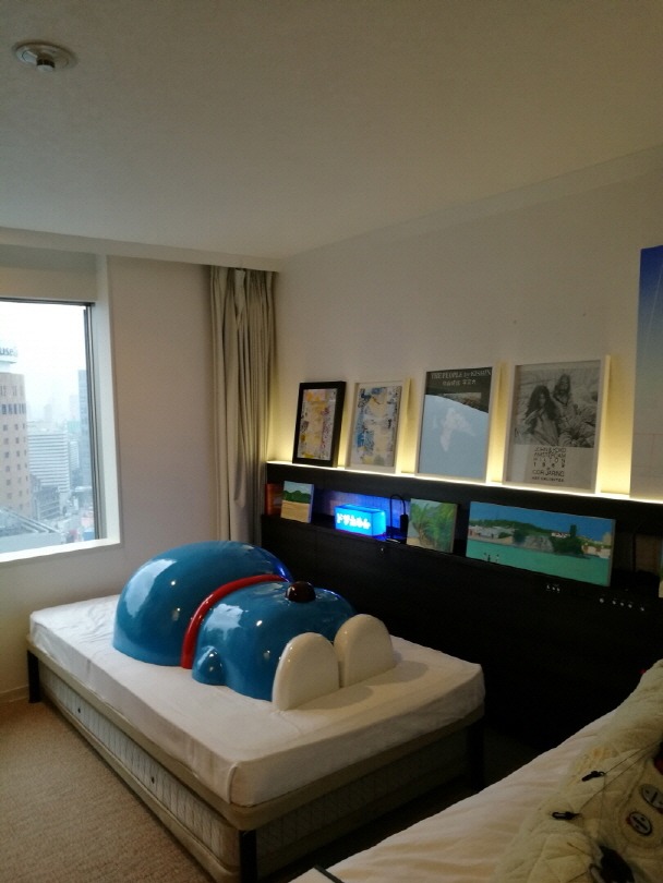 Eitoeiko gallery's Presentation. The figure in centre of photo is Okamoto Mitsuhiro's 〈Dozaemon〉, 2017. Mixedmedia(Urethane paint on FRP) ⓒartist ⓒeitoeiko gallery