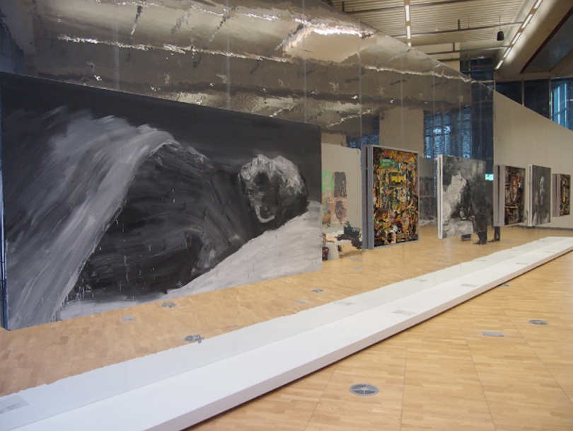 The walls of “From Vietnam to Berlin” have been covered in mirrored sheets which reflect not only the audience, but also the paintings on the other side of the gallery space. The curators called this “a conversation between the paintings.ⒸYOON SO-YEON”