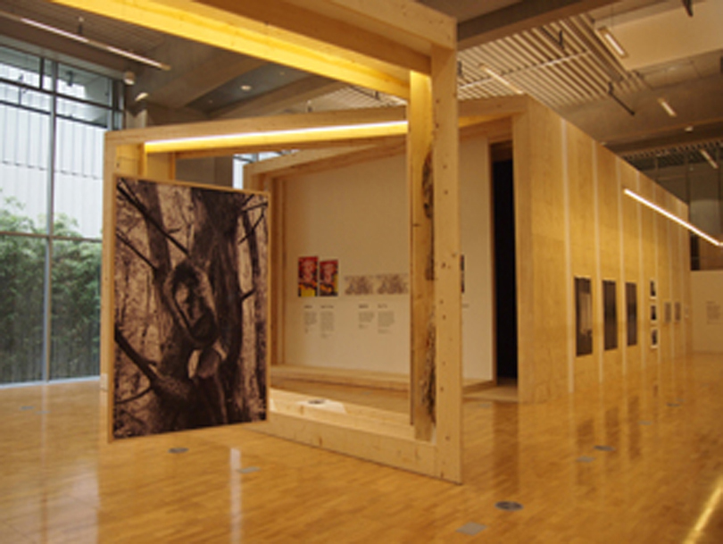 The “PARKing CHANce” exhibition space was designed by architect Jeong Eui-yeob to represent the individual film frames playing inside each small theater. ⒸYOON SO-YEON