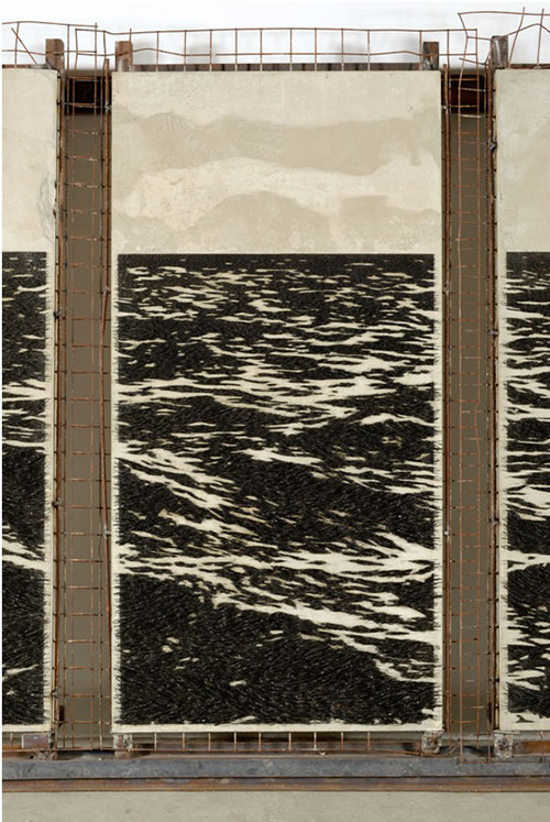Yoan Capot, 〈Muro de Mar (Seawall)〉, 2018. 7 concrete panels, wood, metal structure, nails, and thousands of fishhooks, Each panel dimension:272x150x30cm. ⒸArtist ⒸJack Shainman Gallery ⒸBen Brown Fine Arts. Supported by Henrik Toggenburger.
