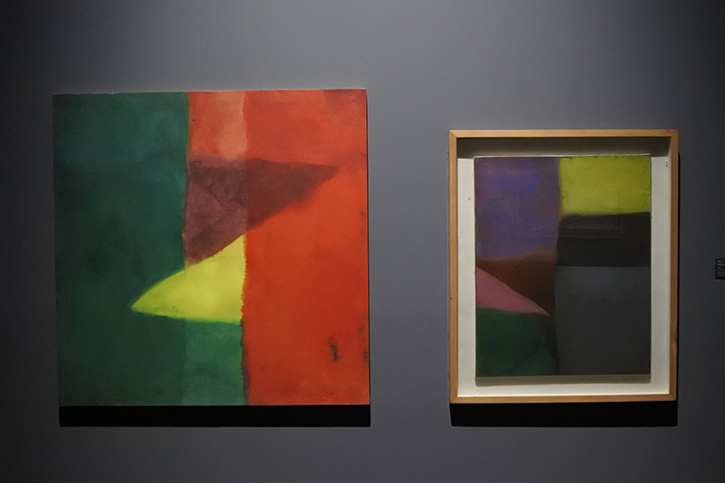 왼쪽부터 김순기, 〈색동 2〉(1969), 〈색동 그림〉(1969) 설치 전경. ⓒ장서윤.