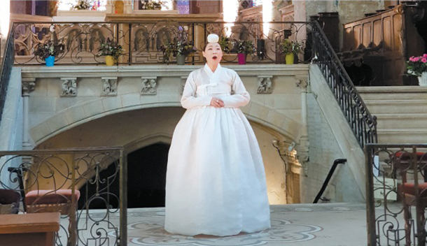 Korean artist Jung Marie singing a Korean traditional song, or jeongga, at Sainte-Radegonde Church in Poitiers, France. MOON SO-YOUNG