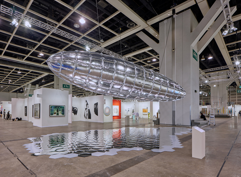 Lee Bul, 〈Willing To Be Vulnerable - Metalized Balloon V3〉, 2015/2019. Installation view, Encounters sector Art Basel Hong Kong 2019, Hong Kong, 2019. Nylon taffeta cloth, polyester with aluminum foil, fan, electronic wiring, polycarbonate mirror, 230 x 1000 x 230 cm. Photo courtesy: Studio Lee Bul and Lehmann Maupin, New York, Hong Kong, and Seoul.
