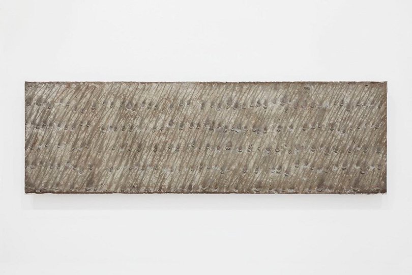 Park Seo-Bo, 〈Ecriture No. 155-82〉, 1982. Mixed media with Korean hanji paper on canvas, 53.3 x 169.7 cm. ⓒTina Kim Gallery.
