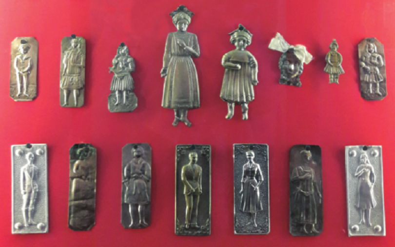 Metal plate ex-votos. Photo© Lee Nara
