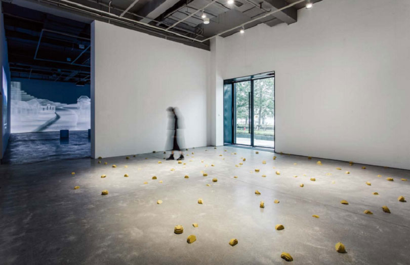 Kwon Hayoun, 〈489 Years〉, 2015. Sand mine installation. A view of the exhibition 《Close Yet Unreachable》 (Feb. 2–May 5, 2019) at Arario Gallery Shanghai.
