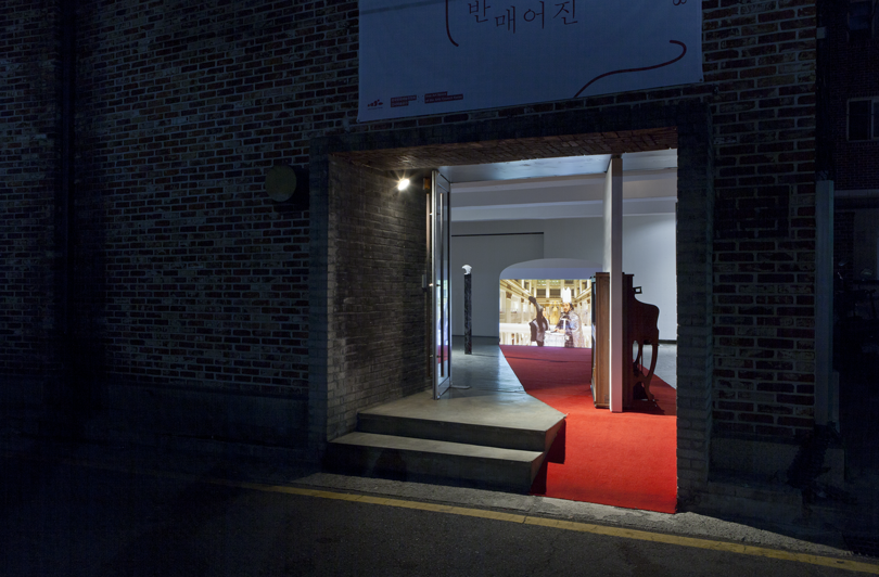 〈Meet me at the Eagle〉, Installation view of 《A Round Turn and Two Half-Hitches》 at Insa Art Space, Seoul, Korea, 2014. Image Courtesy Artist