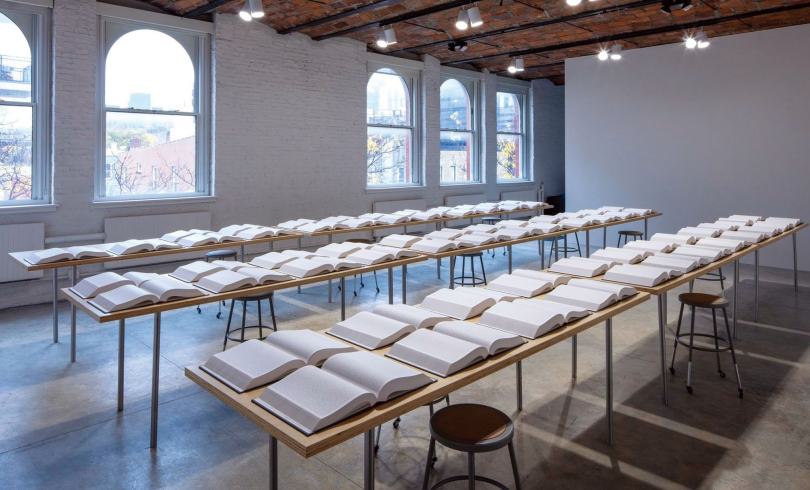 Installation view of Rachel Khedoori, 〈Untitled (Iraq Book Project)〉(2008~2010) on view in the exhibition 《Theater of Operations: The Gulf Wars 1991-2001》 at MoMA PS1. Photo© Matthew Septimus. 레이첼 케두리는 이라크 전쟁이 시작되었던 2003년부터 2008년까지 온라인에서 “이라크,” “이라키,” “바그다드” 등의 단어가 포함된 기사를 찾아 모두 영어로 번역해 연대기 순으로 정리해 책으로 제작했다.