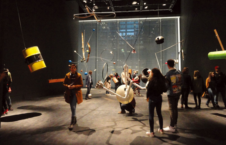 퍼포먼스와 실험적인 작품을 전시하기 위해 새로 마련된 스튜디오에서 전시 중인 데이비드 튜더(David Tudor)의 사운드 설치작업 〈Rainforest V(variation 1)〉(1973~2015). 높은 천장과 전면에 통유리 창을 설치해 시각과 계절에 따라 바뀌는 맨하탄 뷰를 작품과 함께 감상할 수 있도록 해 인상적이다. Photo© Suk Ganahl