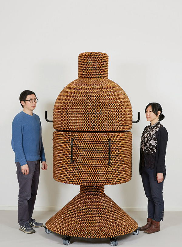 <Sonic Coupe Copper – Enclosed Unity> 2019 Powder-coated aluminum frame, powder-coated metal grid, ball-bearing, brass plated bells, metal rings, casters 212×110×110cm Courtesy of the artist 사진: 양혜규 스튜디오 이미지 제공: 국제갤러리