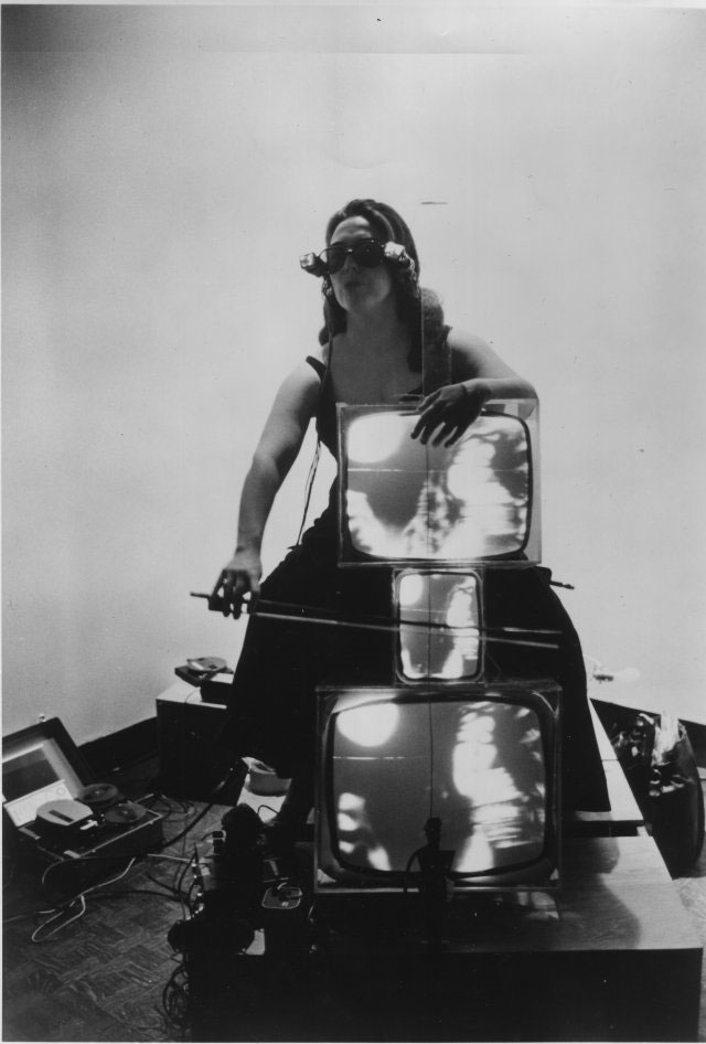 백남준 유명한 퍼포먼스 〈TV첼로〉. Charlotte Moorman with TV Cello and TV Eyeglasses 1971 Photograph, gelatin silver print Lent by the Peter Wenzel Collection, Germany. 사진제공 동아닷컴