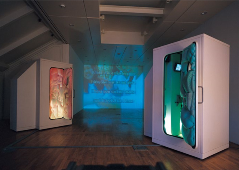 제48회 베니스 비엔날레 한국관 설치 전경 〈Gravity Greater Than Velocity I and II with video projection Amateurs〉 Polycarbonate panels on steel frame, velour, electronic equipment 1999 Photo: Rhee Jae-yong Photo courtesy: Studio Lee Bul