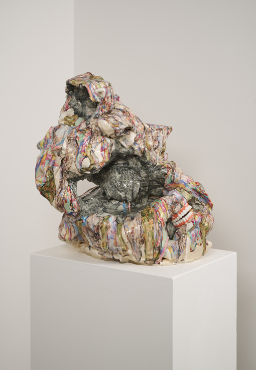 현남 〈동굴〉 라텍스에 프린트, 안료, 에폭시 수지, 치아 모형, 피규어 45×36×43cm 2018. 사진제공 아트인컬처