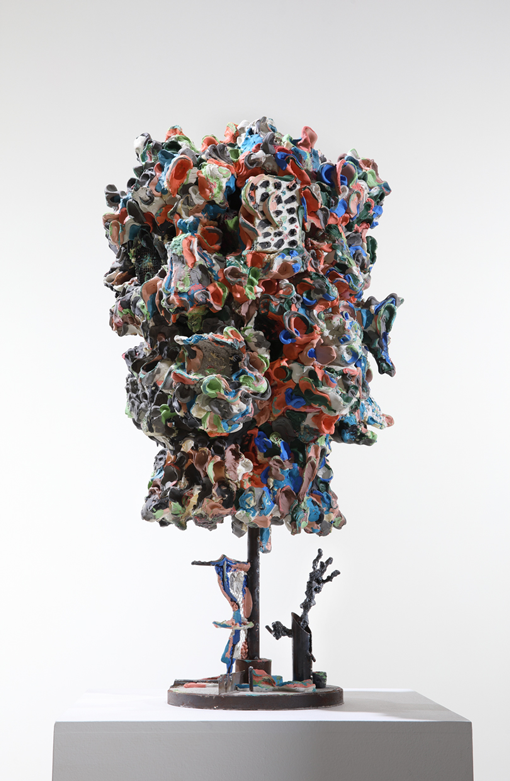 곽인탄 〈발작〉 레진, 퍼티, 시멘트, 철, 아이소핑크, 우레탄 폼, 기존 조각 파편물 40×40×73cm 2020. 사진제공 아트인컬처