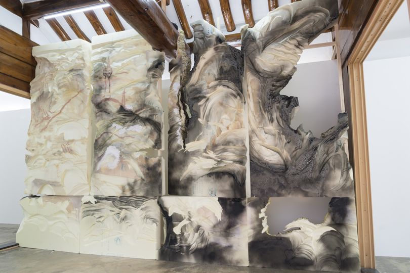 정유진 〈동물벽화〉 골드폼 등 혼합재료 360×240×70cm 2018. 사진제공 아트인컬처